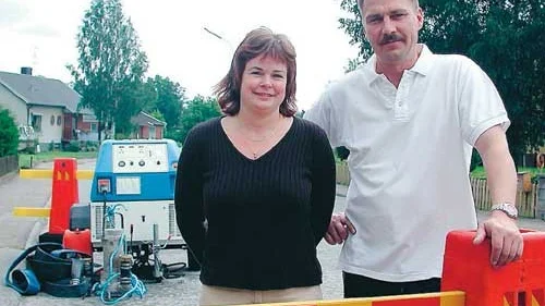 Marie och Bosse Andersson har sovit i skift. De är glada för pumpen som står redo utanför huset.