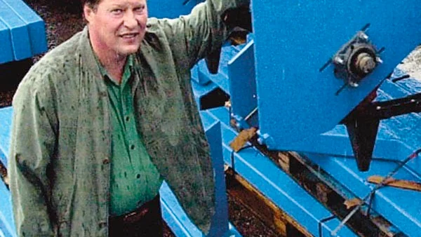 Vd Åke Bergh visar några av de nya maskiner som ska ingå i den nya mät- och sorteringsanläggningen.