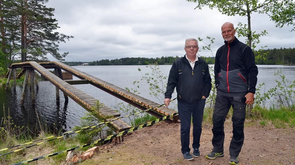 Av den gamla bron finns inte mycket kvar. Men snart ska en ny fin gångbro vara på plats vid Getön i Hjältevad. Något som Björn Carlson och Krister Nilsson i samhällsföreningen har jobbat för en längre tid. Foto: Eva Harrysson