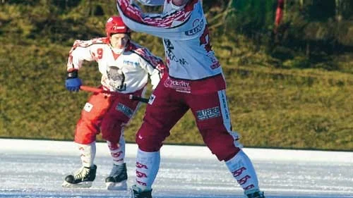 Ettan kom... Tomas Nyman sätter säsongens första mål för Målilla GoIF i bandyettan. På straff. 7-4 vann Målilla med till slut och för motståndet svarade Tranås BoIS. Foto: Magnus Strömsten