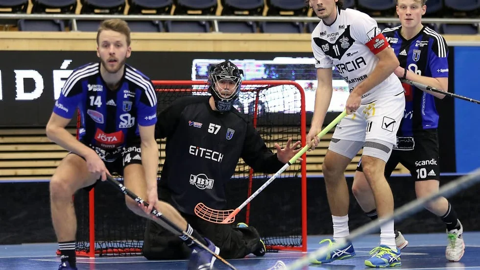 Målvaktshjälten. Tobias Steineck i Siriuskassen räddade flera frilägen från Örebro i den första perioden, som var en av hans bästa i karriären. Sirius vann med 7–2 och lyfte från botten.