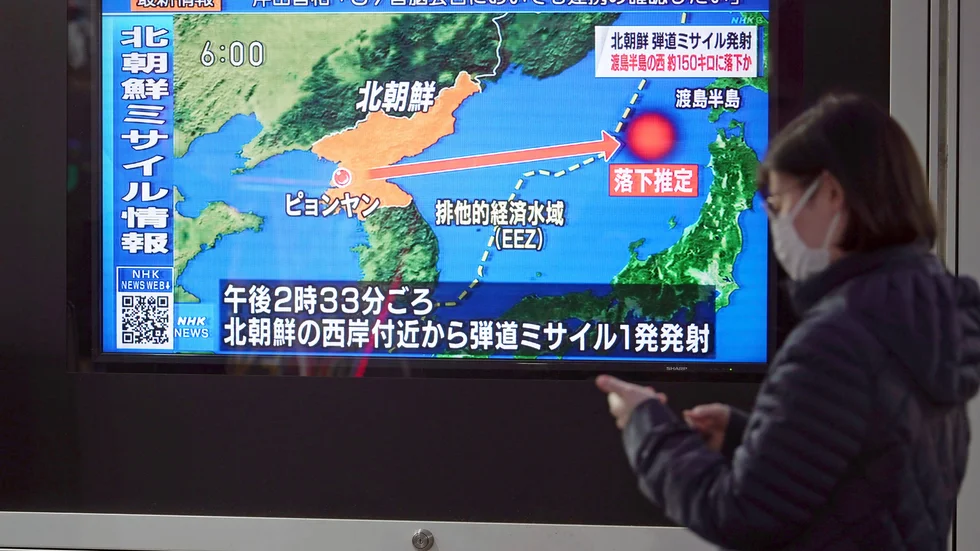 Tv-bilder som visas på offentlig plats i Tokyo visar hur nära den interkontinentala roboten kom Japan.