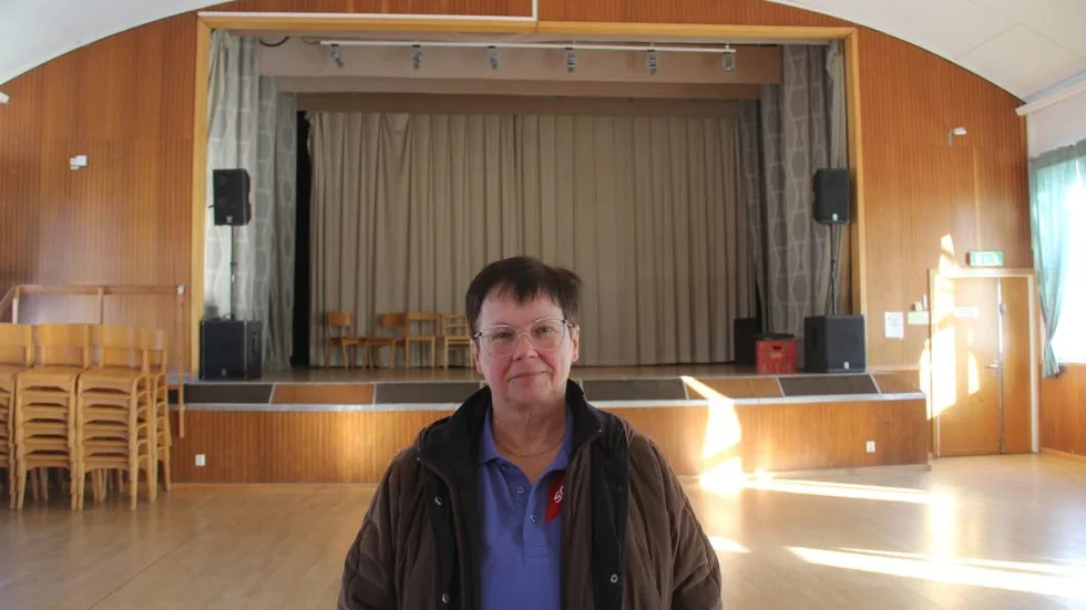 Anrik byggnad. GunBritt Marcusson i Folkets hus i Hedesunda. Scenen är föreningens stolthet.
