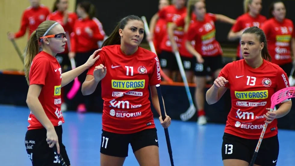 Vinstsvit. Linnea Hammar, Andrea Madilene Nilsson och Amanda Gezelius under en sedvanlig segermatch. Det blev 24 stycken vinster under säsongen.
