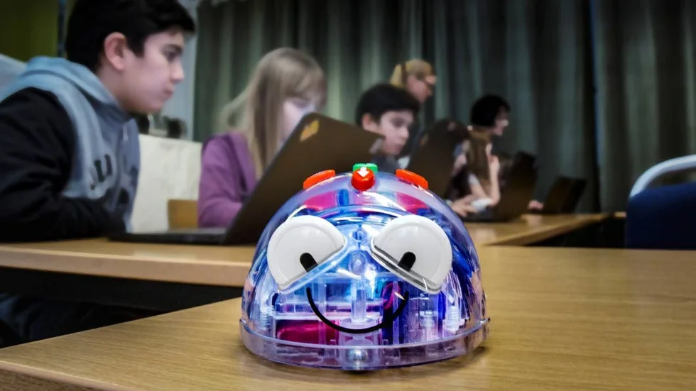 En sådan här beebot är en av flera robotar som elever får programmera. Genom programmering tränar eleverna bland annat logiskt tänkande.