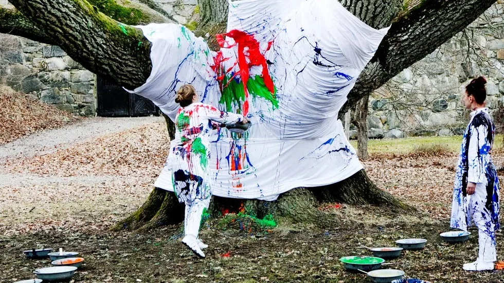 Tierps kommun har sedan tidigare ett kulturstipendium och ett kulturpris. Varje år arrangeras i kommunen även den jurybedömda konstrundan "Konst på väg". På bilden syns konstnärerna Su-En och Eva Björkman utföra ett performance på konstrundans invigning.