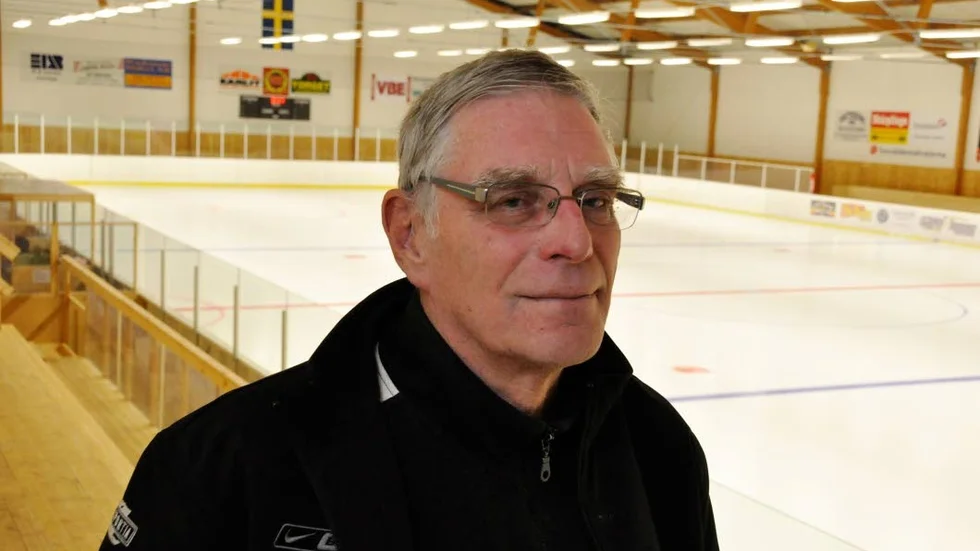 Hedras. I samtliga ishockeyhallar i Uppland kommer Per-Erik "Peken" Karlsson att hedras den kommande veckan. "Peken" avled i måndagskväll i ishallen i Skärplinge.