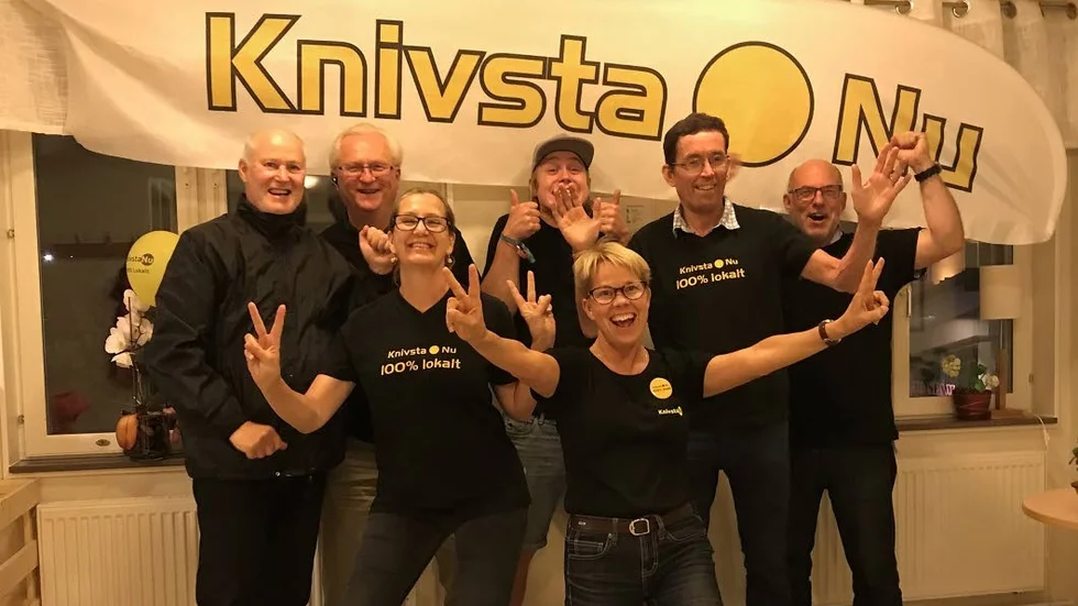 Knivsta.nu jublar över valresultatet. Bo Fischer, Ove Engström, Anneli Löfling (ordförande), Peter Brymér, Britta Lästh, Lennart Lundberg (gruppledare) och Mikael Rye-Danjelsen.