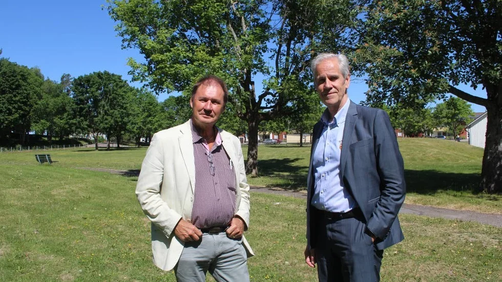 Här bakom nuvarande Vårdcentrum i Tierp vill Socialdemokraterna Bengt-Olov Eriksson (till vänster) och Börje Wennberg att ett helt nytt vårdcentrum uppförs.