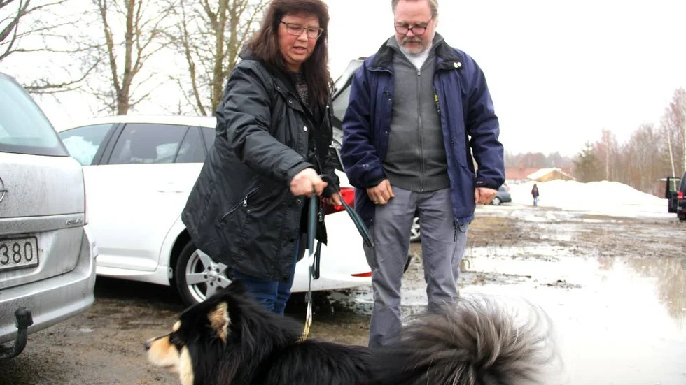 Claes Wallin och hans sambo Maria Nilsson i Örbyhus är mer brottsmedvetna efter utbildningen. De har fått många tips vad de ska tänka på under deras hundpromenader.