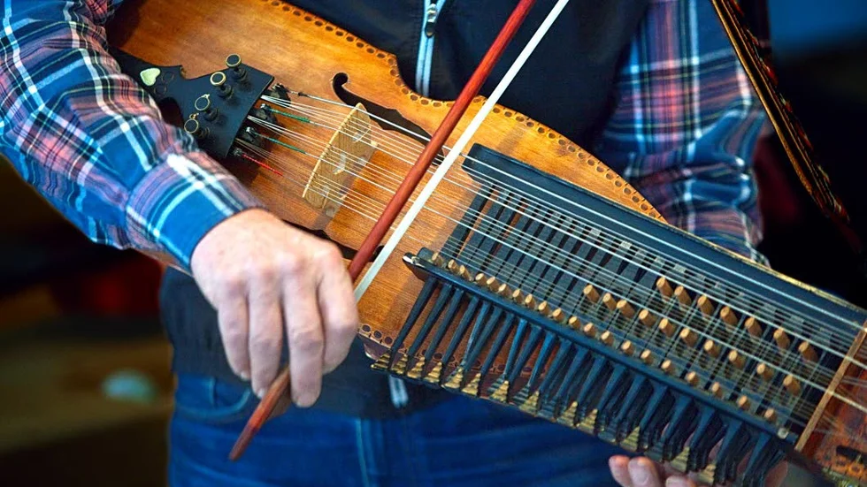 Nu ska avgiften för kulturskolans kurser  i Tierp sänkas från 650 kronor till 300 kronor. På skolan kan man bland annat lära sig att spela nyckelharpa.