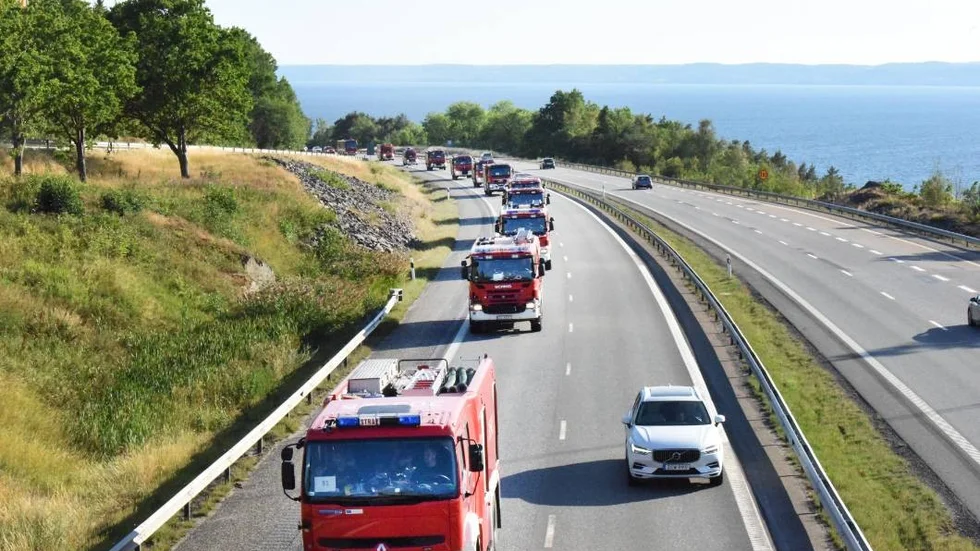 Konvoj av med polska brandbilar, 44 fordon och 139 brandmän, passerar Vätterleden på E4.