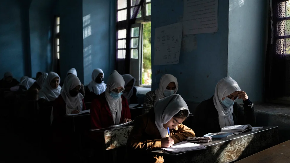 Flickor i provinsen Herat under en lektion på skolan Tajrobawai i november förra året.