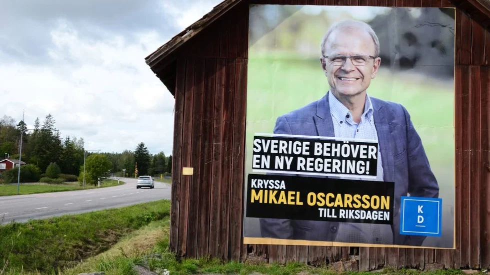 Mikael Oscarsson satte inför valet upp en stor affisch på en lada vid Bärby öster om Uppsala som en del i sin personvalskampanj.