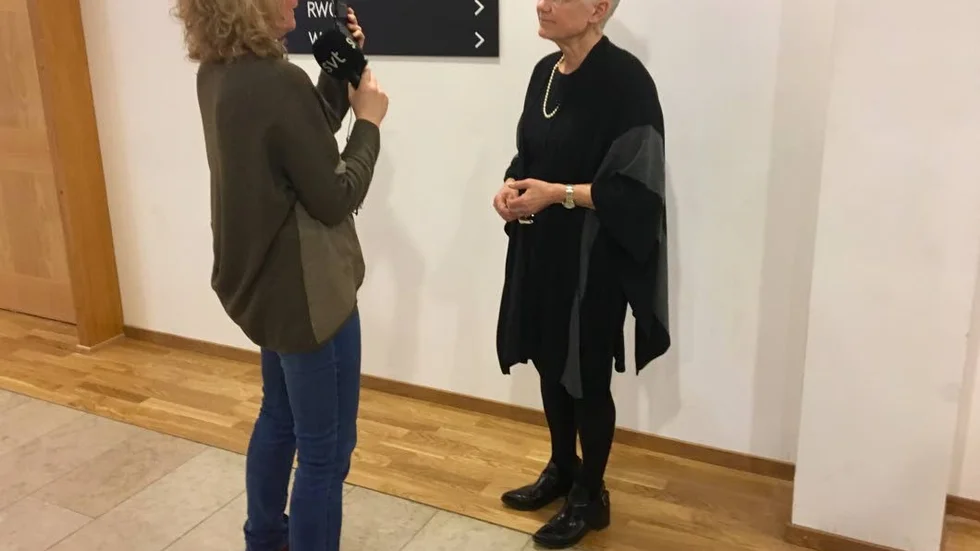 Den åtalade kvinnans försvarare, advokat Eva Glimstedt Torslow, intervjuas i en paus i rättegången.