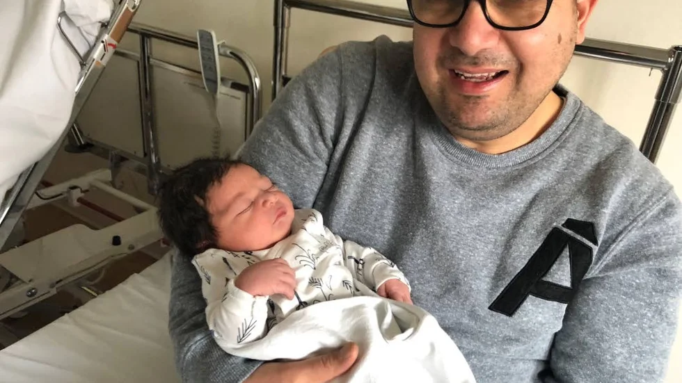 Ännu har årets första baby i Uppsala  inget namn. Hon är en flicka och den lyckliga pappan heter Hussein Dohaini.
