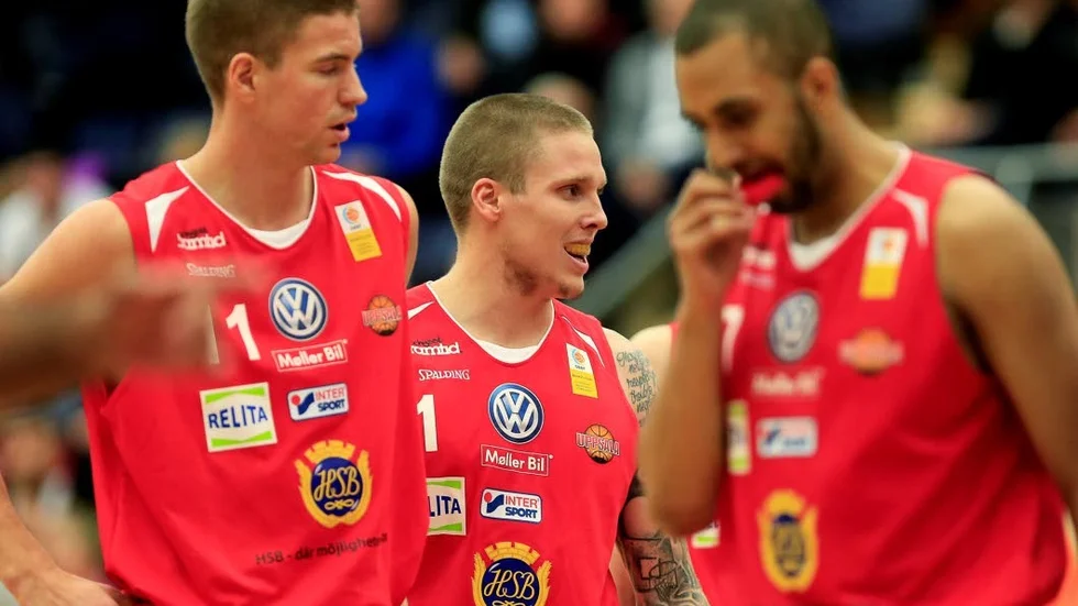 Odin Lindell (t v) är tillbaka i Uppsala Basket – åtminstone på papperet.