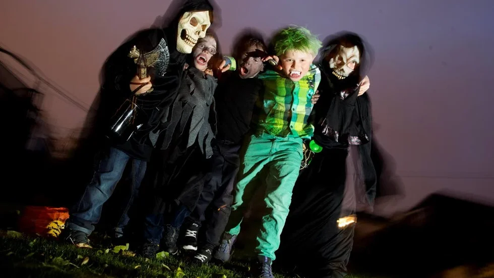 Många barn brukar gå "bus eller godis" innan och under halloween.