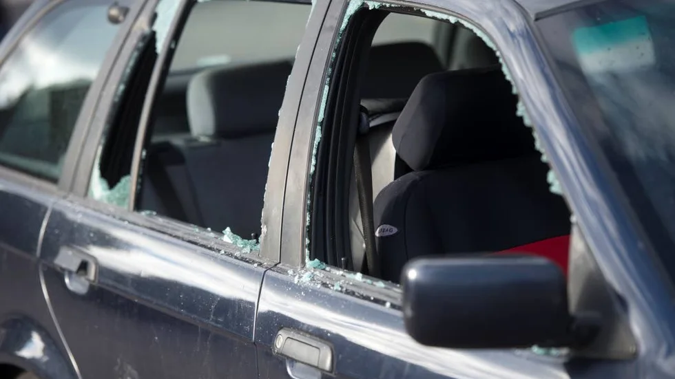 När UNT:s fotograf kom ut till bilen möttes han av krossade rutor.