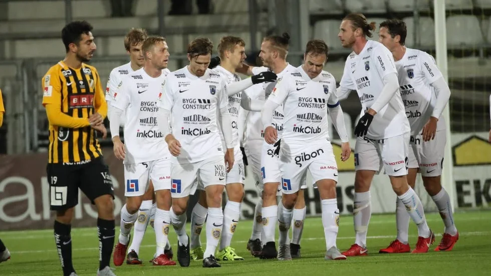 Sam Lundholm gratuleras efter sitt mål mot Häcken.