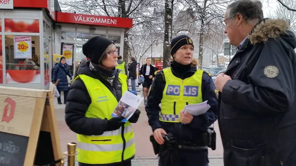 Lars-Erik Eriksson från Uppsala fick en pratstund med volontären Eva Larsson och kommunpolisen Maria Arosenius, och passade på att berömma initiativet.