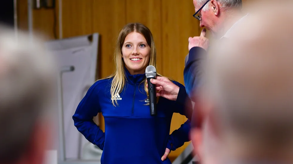 Lina Sjöberg intervjuas i samband med Upplands idrottshistoriska förenings årsmöte på Tunabergsskolan på tisdagskvällen.
