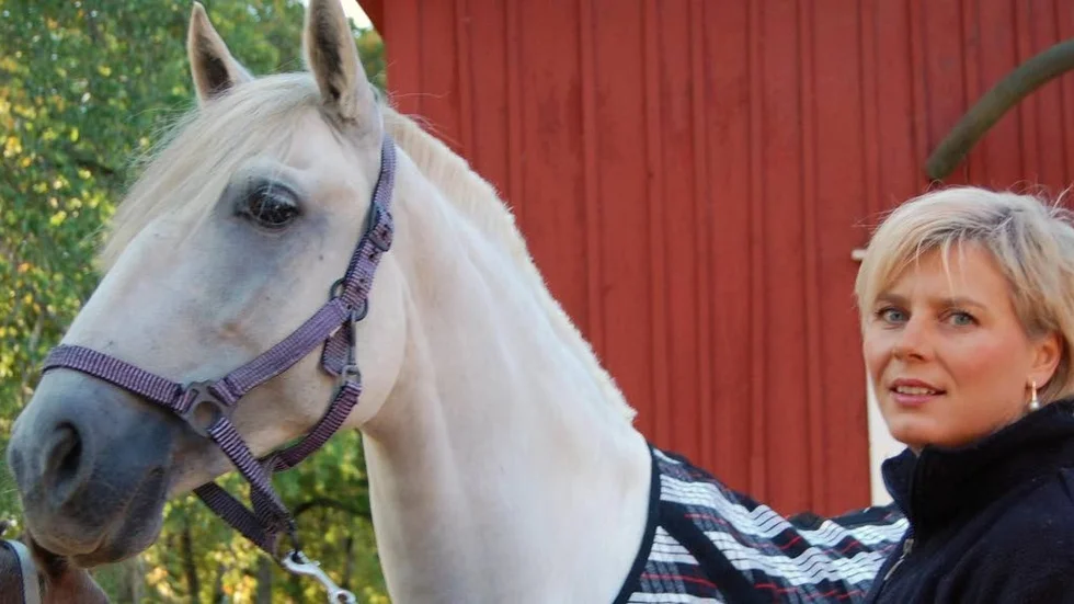 Rose-marie Uselius häst Ester fick en kraftig sårskada på ena benet efter händelsen på E18 men mår efter omständigheterna bra.