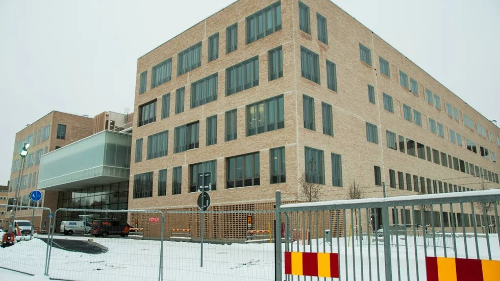 J-huset försenas ytterligare. Legionellabakterier har hittas i husets vatten.