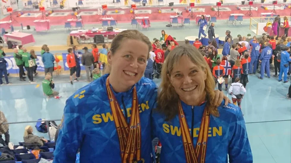 Anna Berglind (till vänster och Anna-Carin Herre med medaljerna runt halsen.