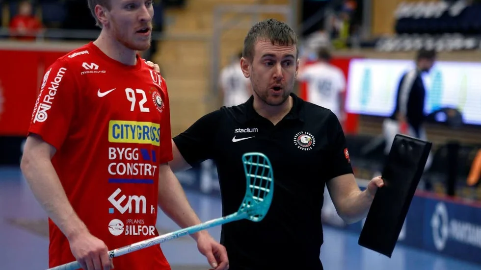 Andreas Harnesk instruerar Alexander Rudd under matchen mot Höllviken i tisdags.