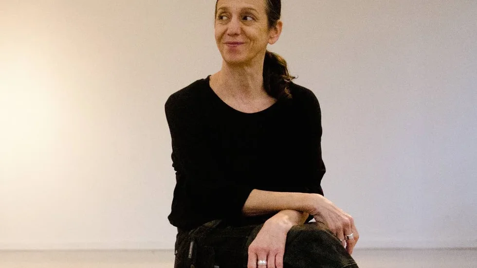 Flykt från krig är ett gemensamt tema för konstnären Ingolf Kaiser och dansaren och koreografen Nathalie Ruiz.  Några lördagar framöver ska Nathalie Ruiz  tolka Ingolf Kaisers verk i dans på Konstmuseet.