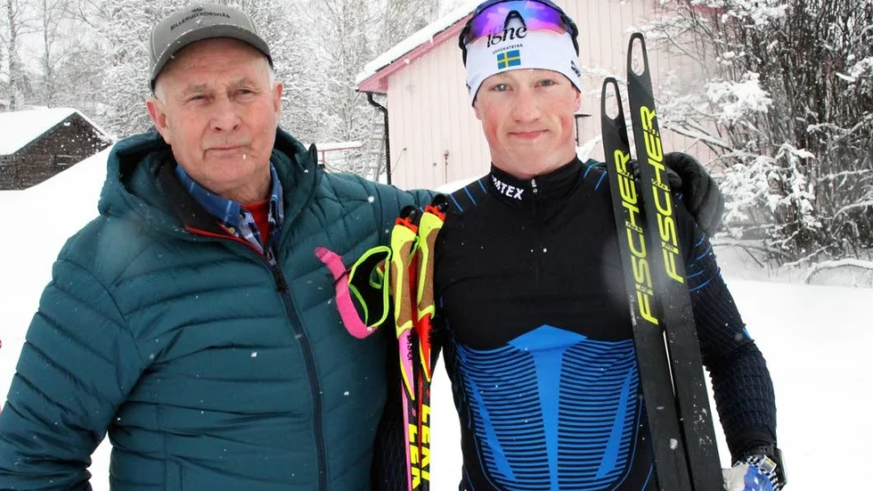 Tävlingsledaren Arnold Nordqvist gratulerar Niklas Henriksson till segern. Närmare 80 åkare ställde upp trots vädret.