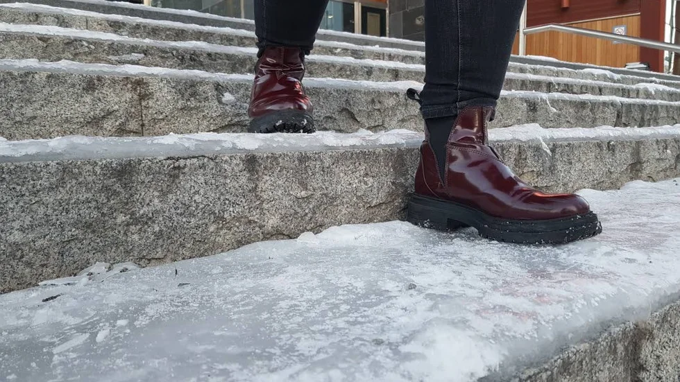 Det är rejält halt i trappan vid Kulturens Hus och i området kring Åhlens och Clarion. markvärmen orkar inte smälta undan den snö som kom och den har nu frustit in och bildat ett islager i området.