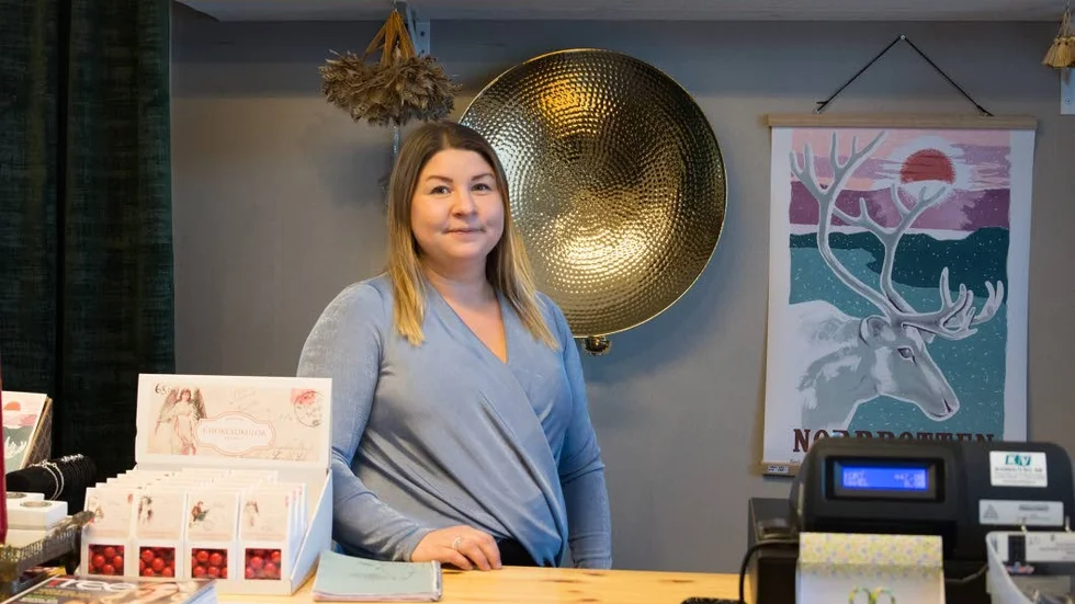 Mikaela Unga-Pirak driver butiken tillsammans med sin man.
