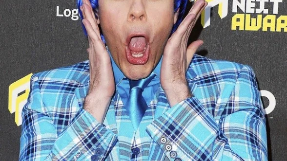 Snällare. Perez Hilton var länge en av de elakaste kändisbloggarna. I höstas lovade han att bli snällare.
