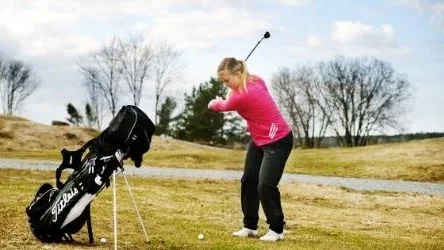 En som inte behöver lockas till banan är Josefin Odenring 19 år, Enköpings golfklubb. Hon har redan fastnat för sporten.