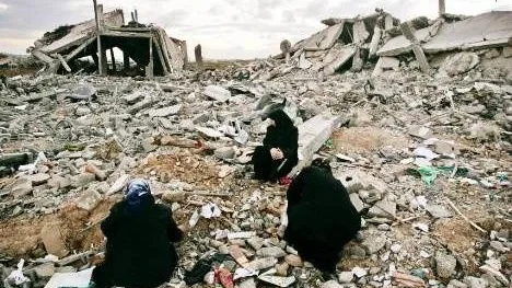 En bild säger mer än tusen ord. Palestinska kvinnor sitter i ruinerna efter att israeliska trupper dragit undan från norra Gazaremsan.