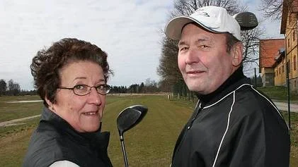 Ulla och Göran Nordén från Österbybruk passade på att inleda golfsäsongen vid Örbyhus golfbana.