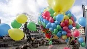 Ballongerna som skulle sändas upp efter spadtaget började i den hårda vinden att slita sig en efter en.