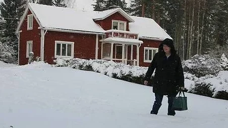 Gun-Britt Lindberg pulsar fram i snön med lunchlådorna.