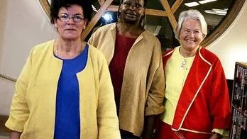 Elena Zenkel, Mary Obanda och Marianne Granat visar nya Upplandsdräkten.