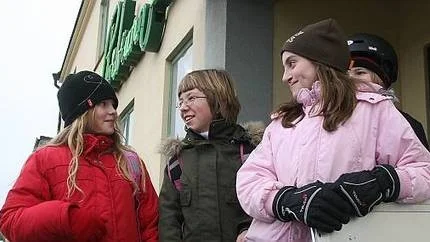 Michelle Gravemo, Elin Nilsson, Oskar Örneholm och Jenny Stigsson laddar inför premiären på biograf Storbrunn.