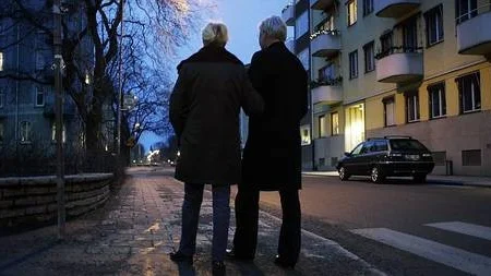 Nedslagna för att de var välklädda? Peter Finnström har en teori om att våldet mot honom själv och hustrun Elisabeth Finnström hänger ihop med att personen eller personerna bakom dådet var ute efter att råna dem.