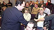 Jan Björklund hälsar på gymnasielärare på Högbergsskolan.