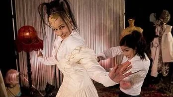 Cabaret Afrodite är en politisk performance om hur det är att vara människa i dag. Mette Marqvardsen och Meliz Karlse di Grado spelar för både döva och hörande.