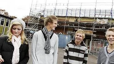 Kristin Eythorsdottir, Simon Gozzi, Henning Ney och Björn Cedervall tänker nu inte så mycket på branden som förstörde byggnaden bakom dem.