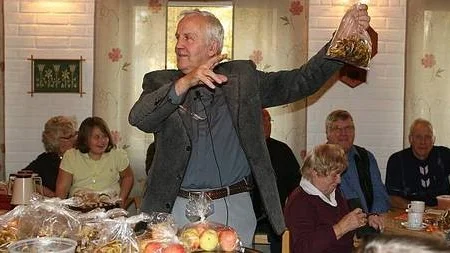 Ingvar Sundin klubbade bort äpplen, svamp och många goda bakverk.