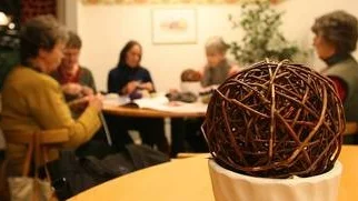 Fyra gånger under våren ordnas stickcafé på Konsum café i Tierp.