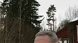 Carl-Gunnar Ek och hans grannar är oroliga över de höga granar som står på kommunal mark intill bostadshusen.