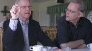 Åke Pålshammar samtalar med SO-lärare Lennart Andersson i en paus.